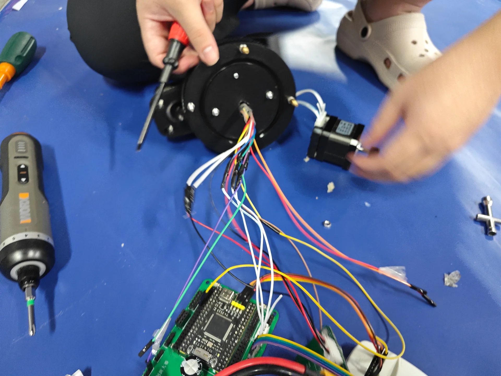 组装电机与电路板