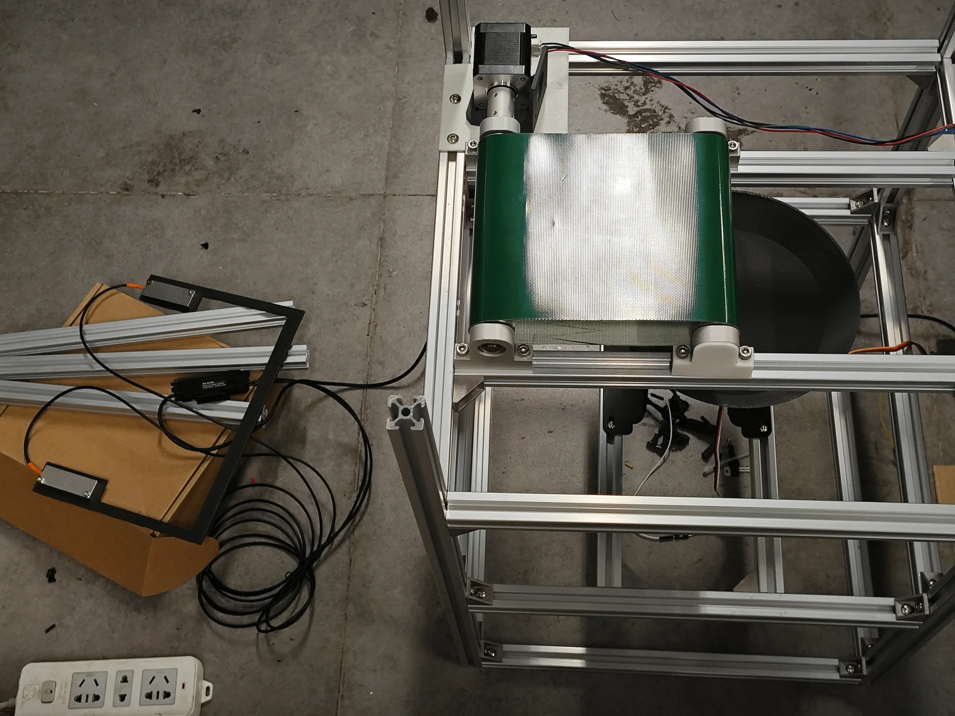 传送带顶部反光