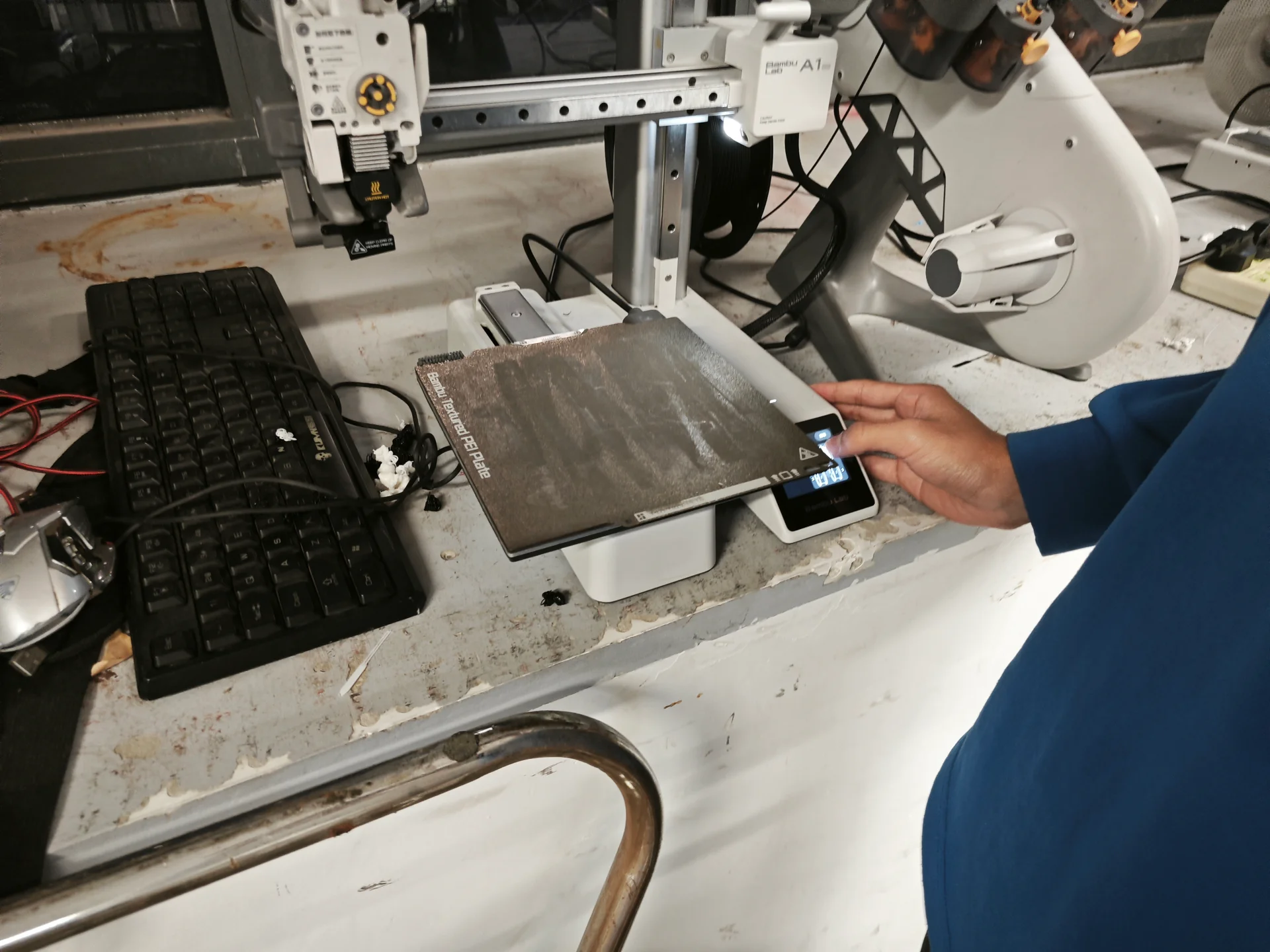 队员在 3D 打印机工作站