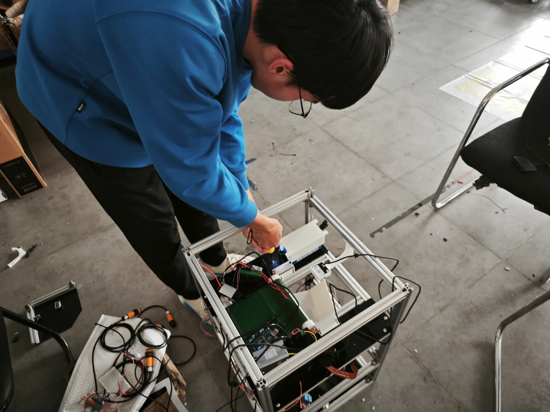 队员调试铝型材框架