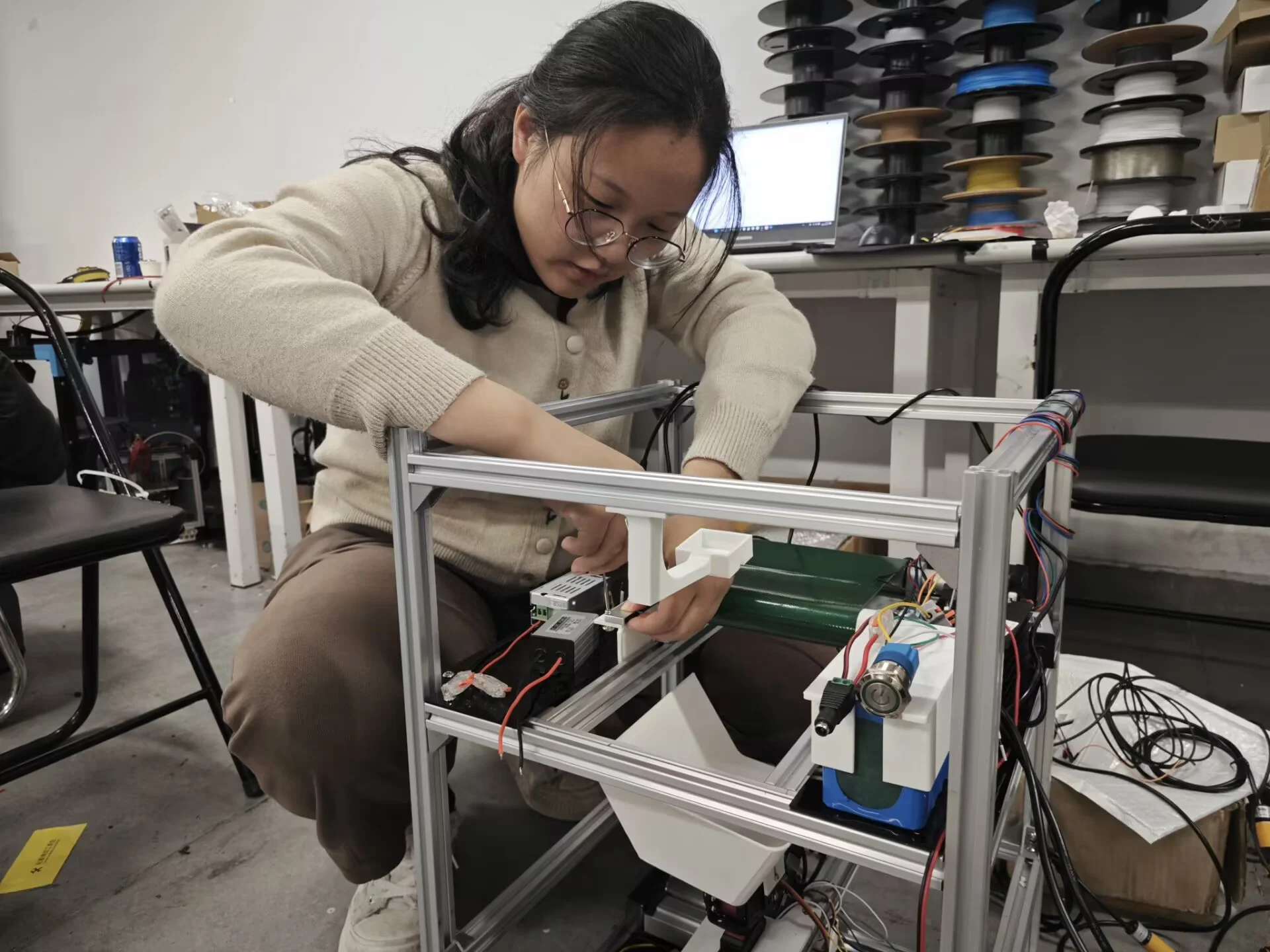 学生组装电子设备