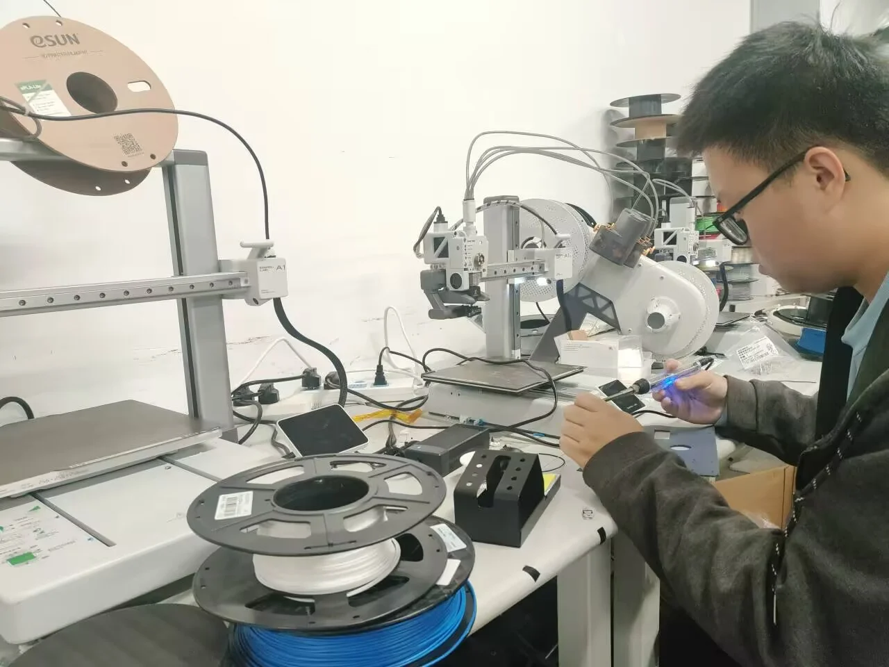 工作台上的两台 3D 打印机