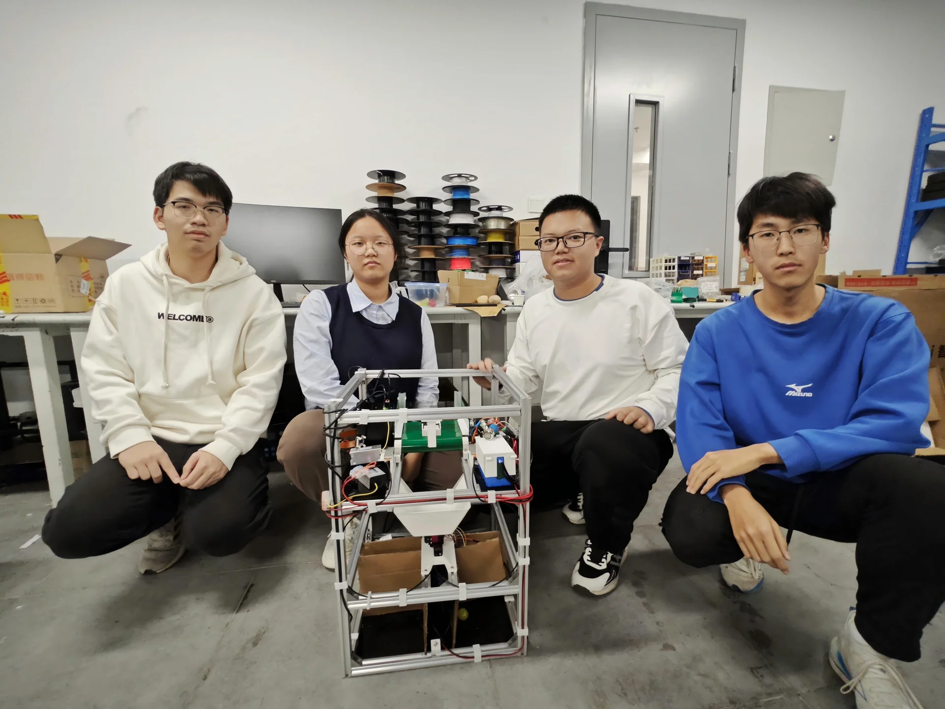 四人围着设备讨论