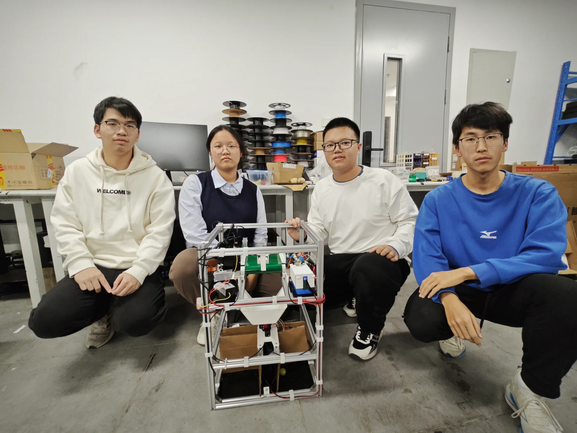 四名队员与设备合影