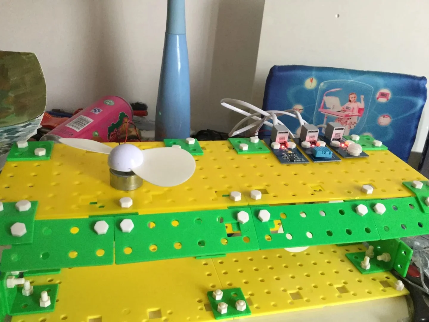 风扇与传感器模块特写