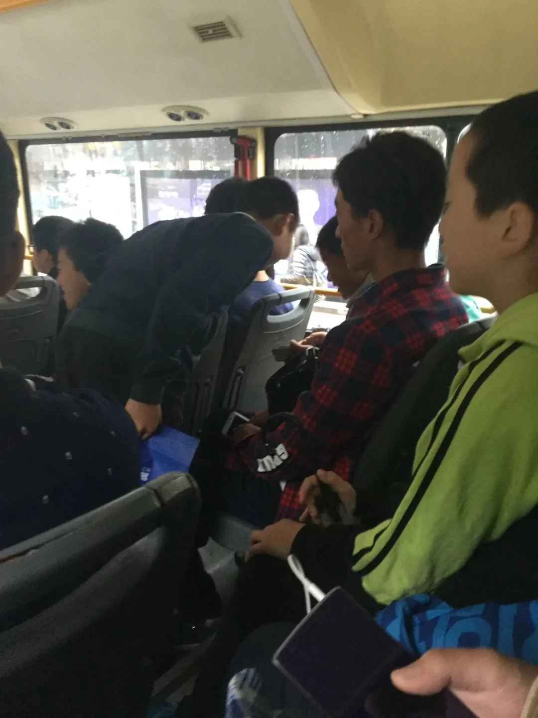 参赛途中的公交车内