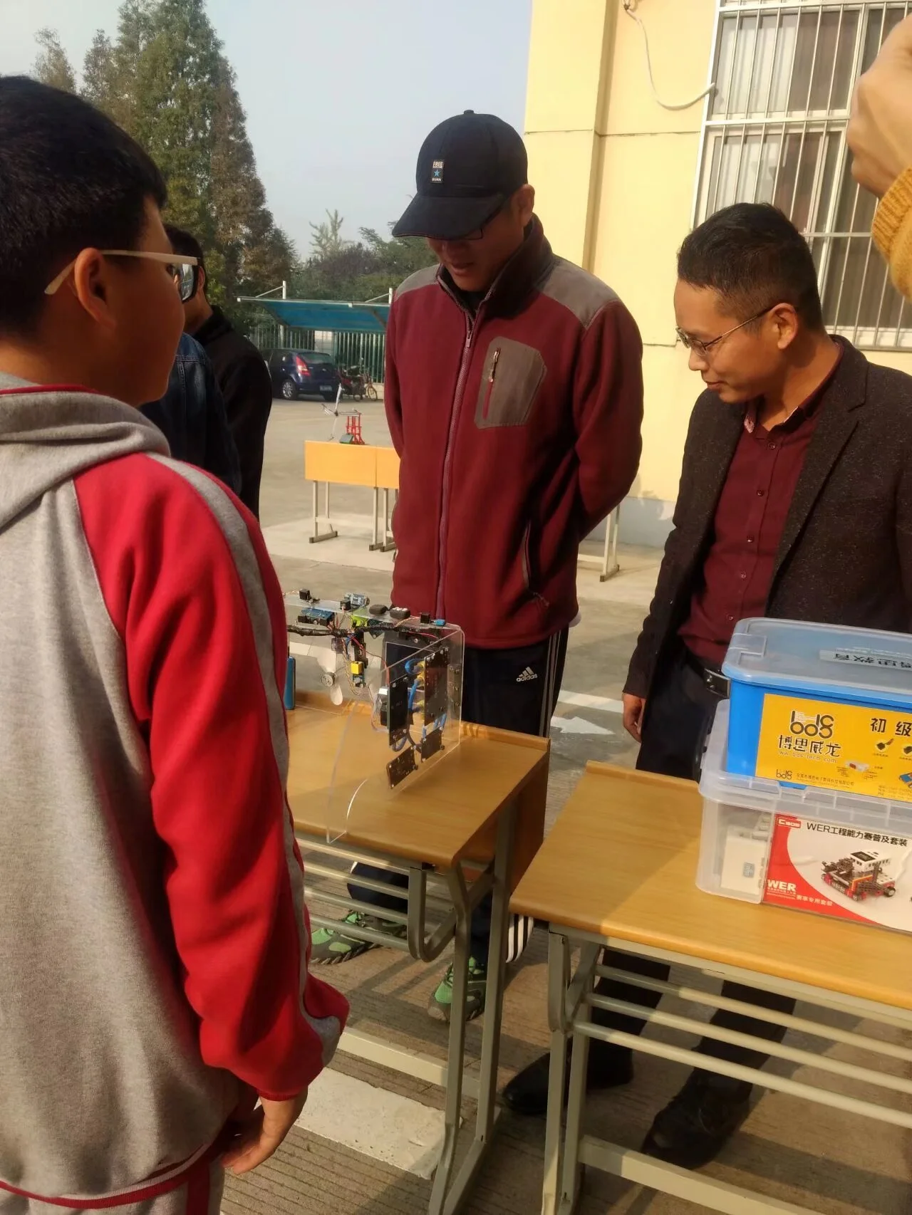 教师观看项目演示