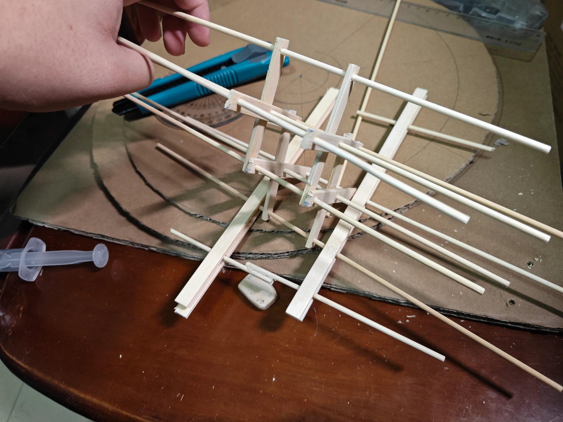 竹签和木片搭建的简易结构模型