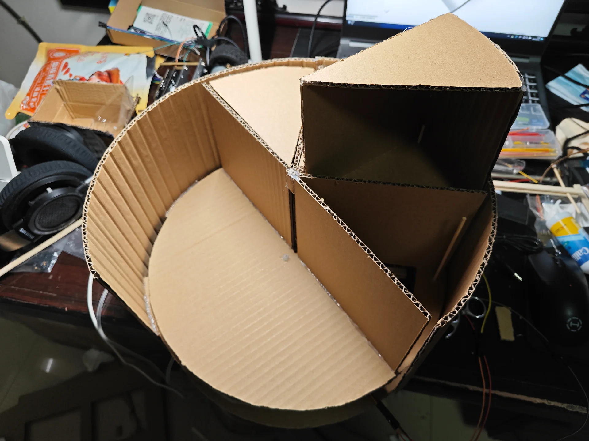 纸板制作的圆形分隔收纳盒模型