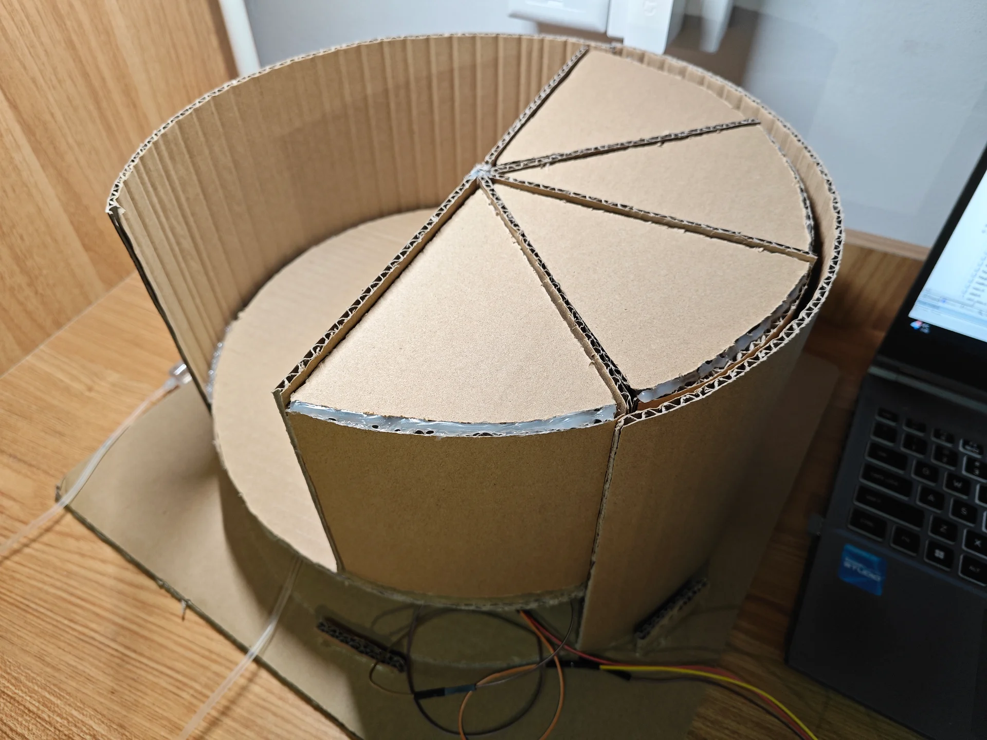 纸板制作的圆形分段结构模型