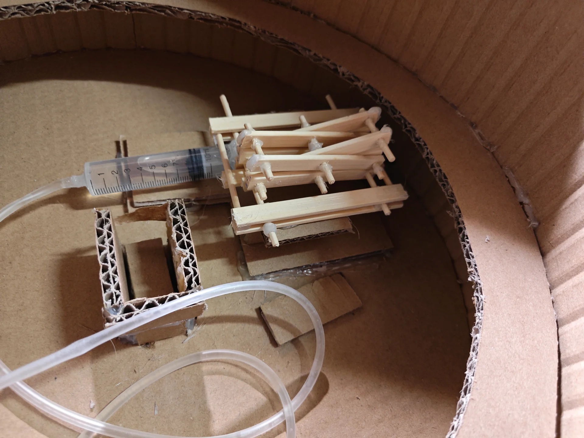 自制液压装置模型含注射器与木结构