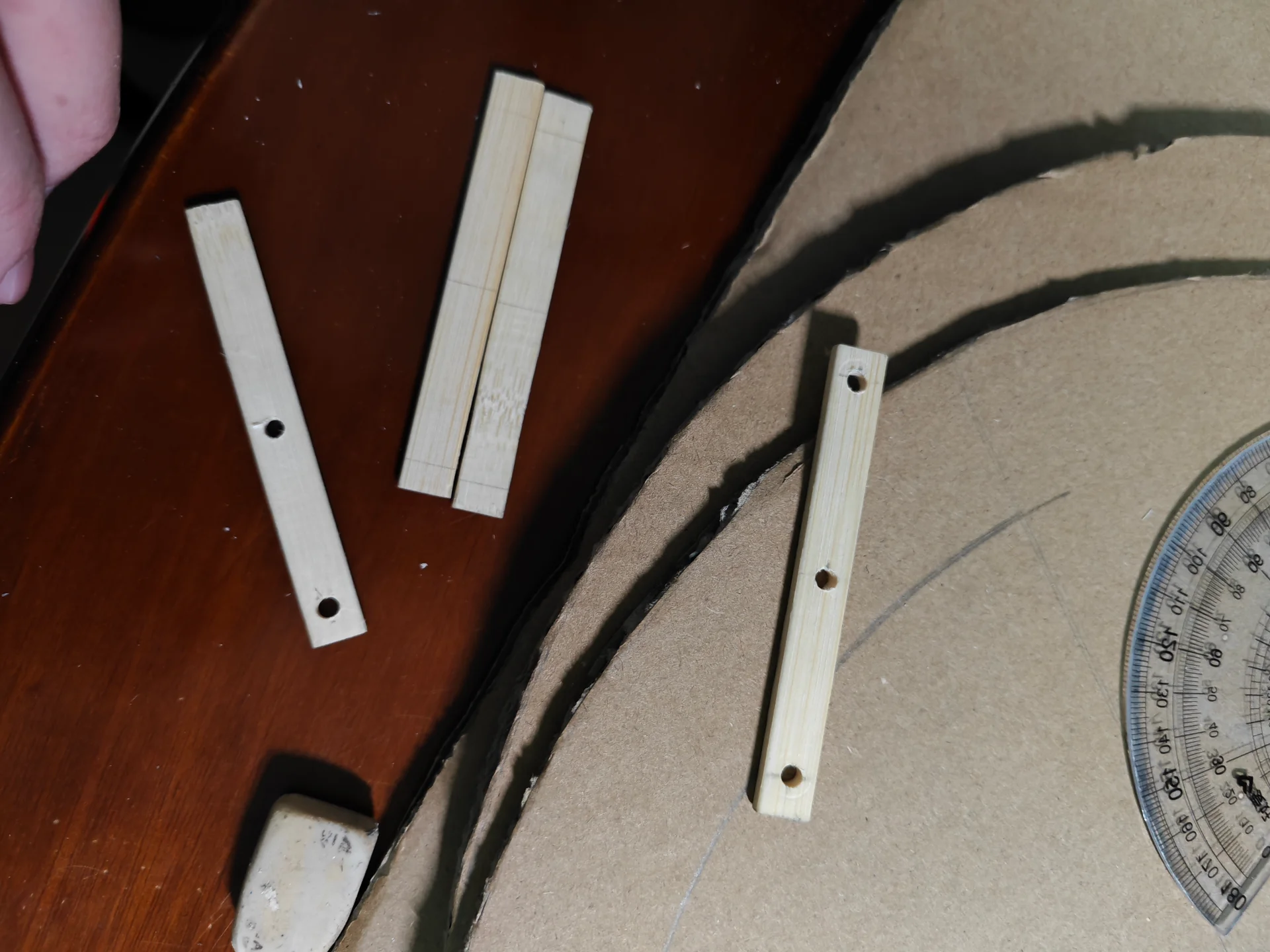 木质条状零件带孔放置在纸板上