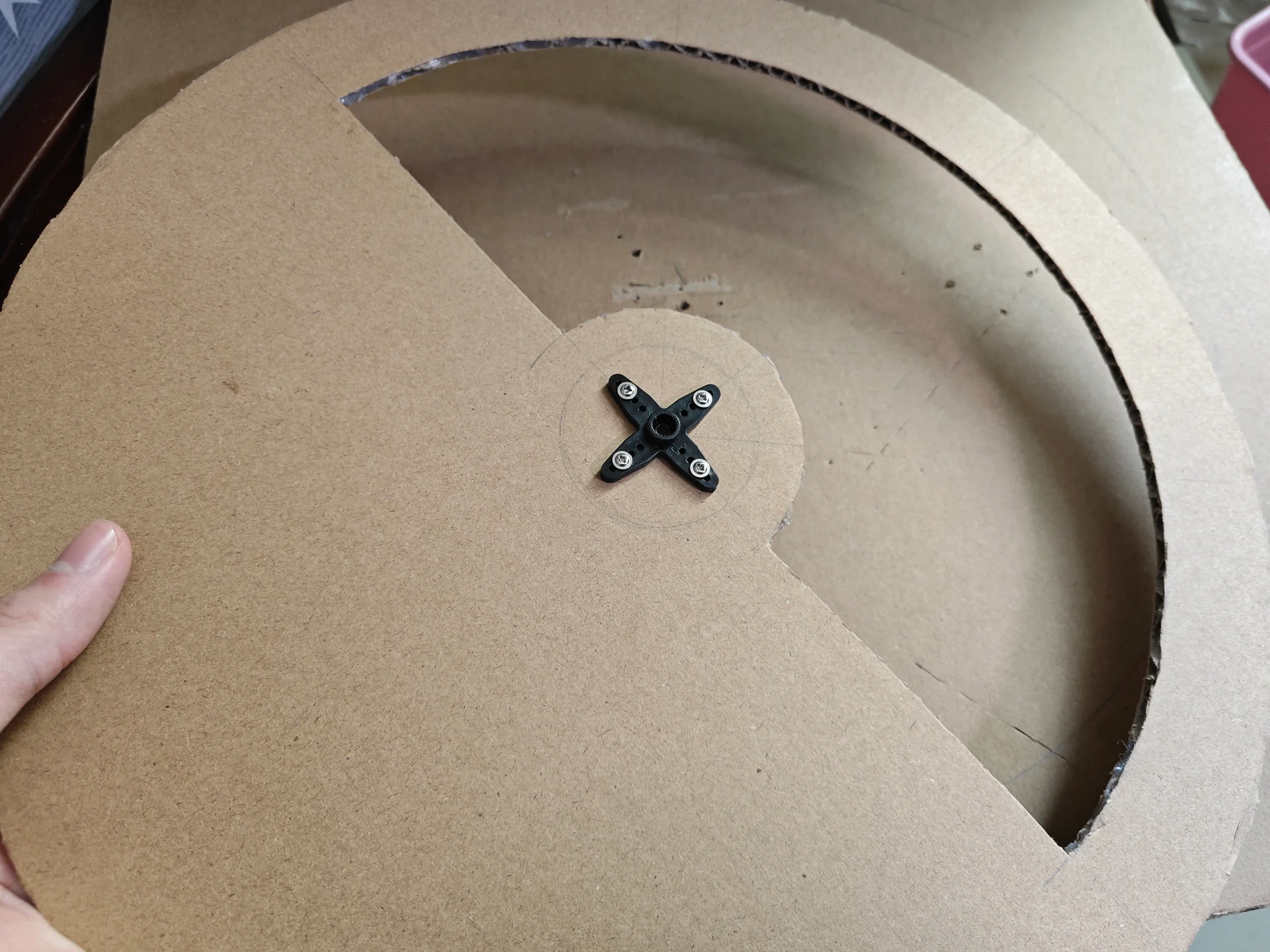 纸板圆环中心安装黑色十字部件