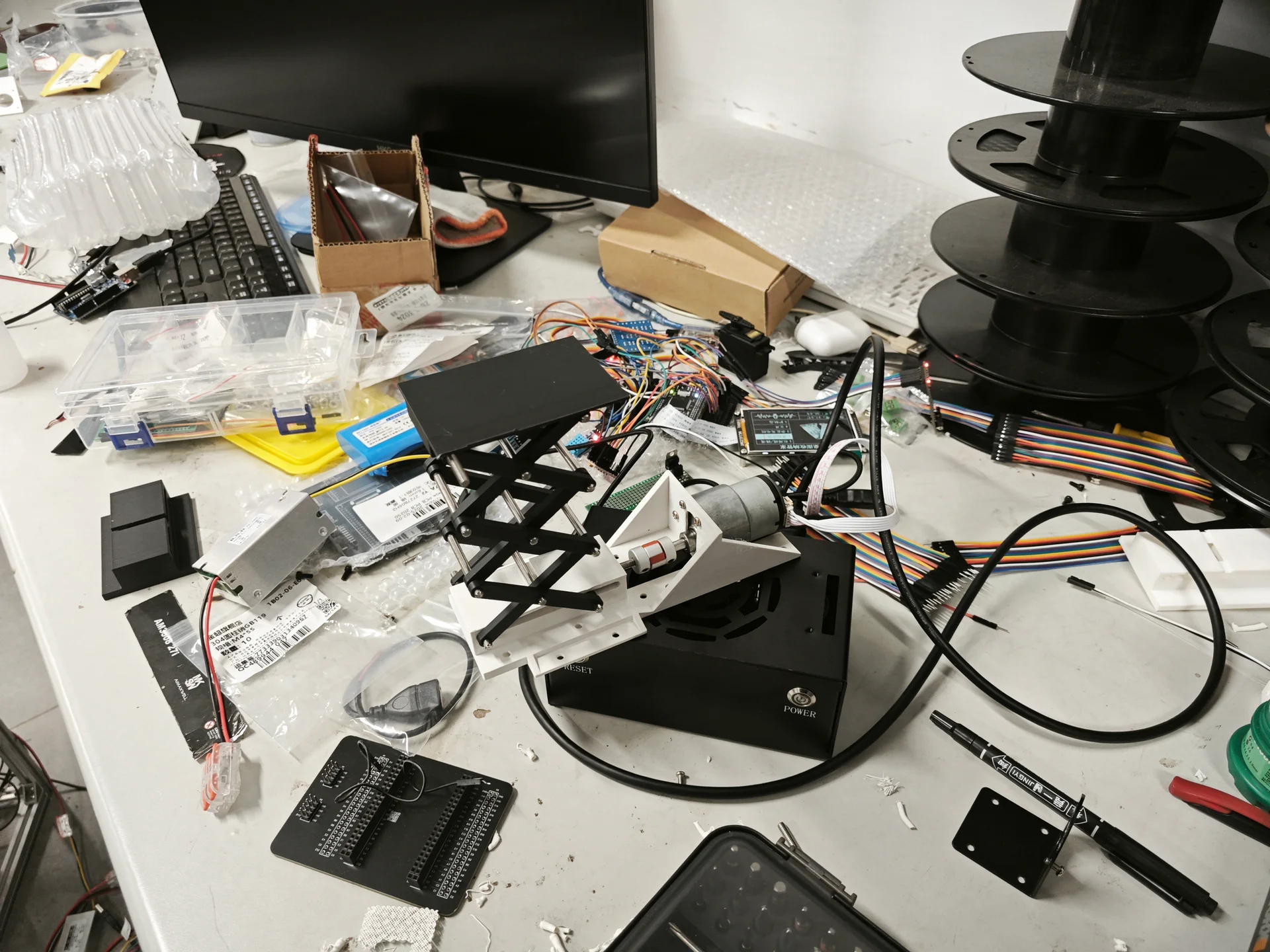 工作台上电子设备和机械组件