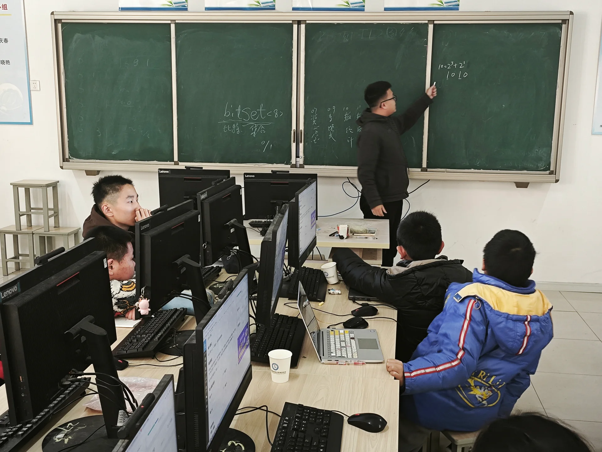 老师讲解二进制板书