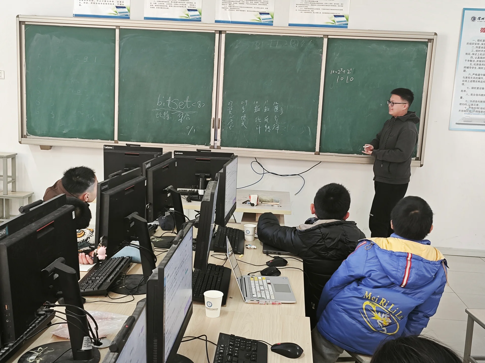 学生听老师讲解