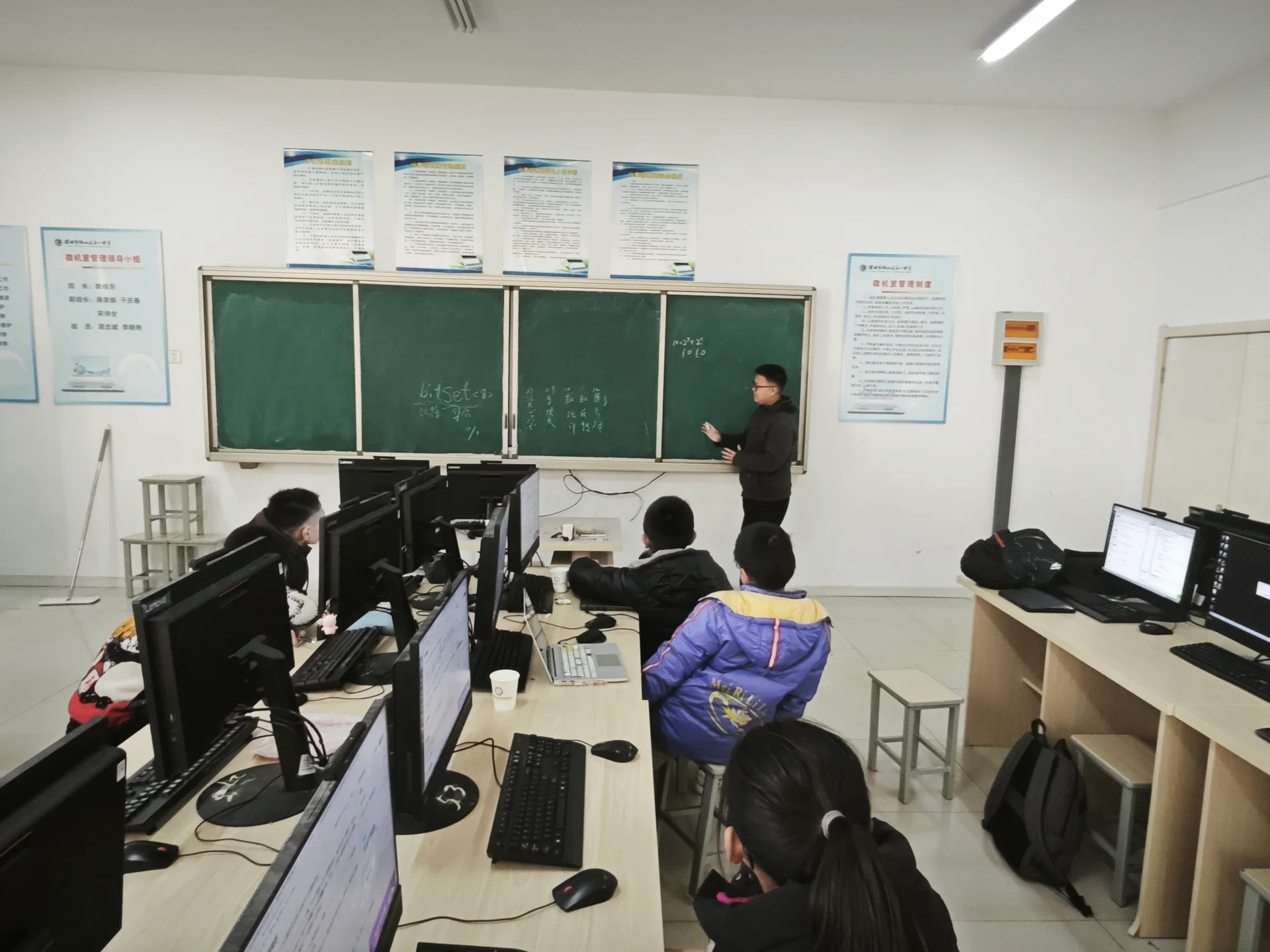 黑板前示意讲解