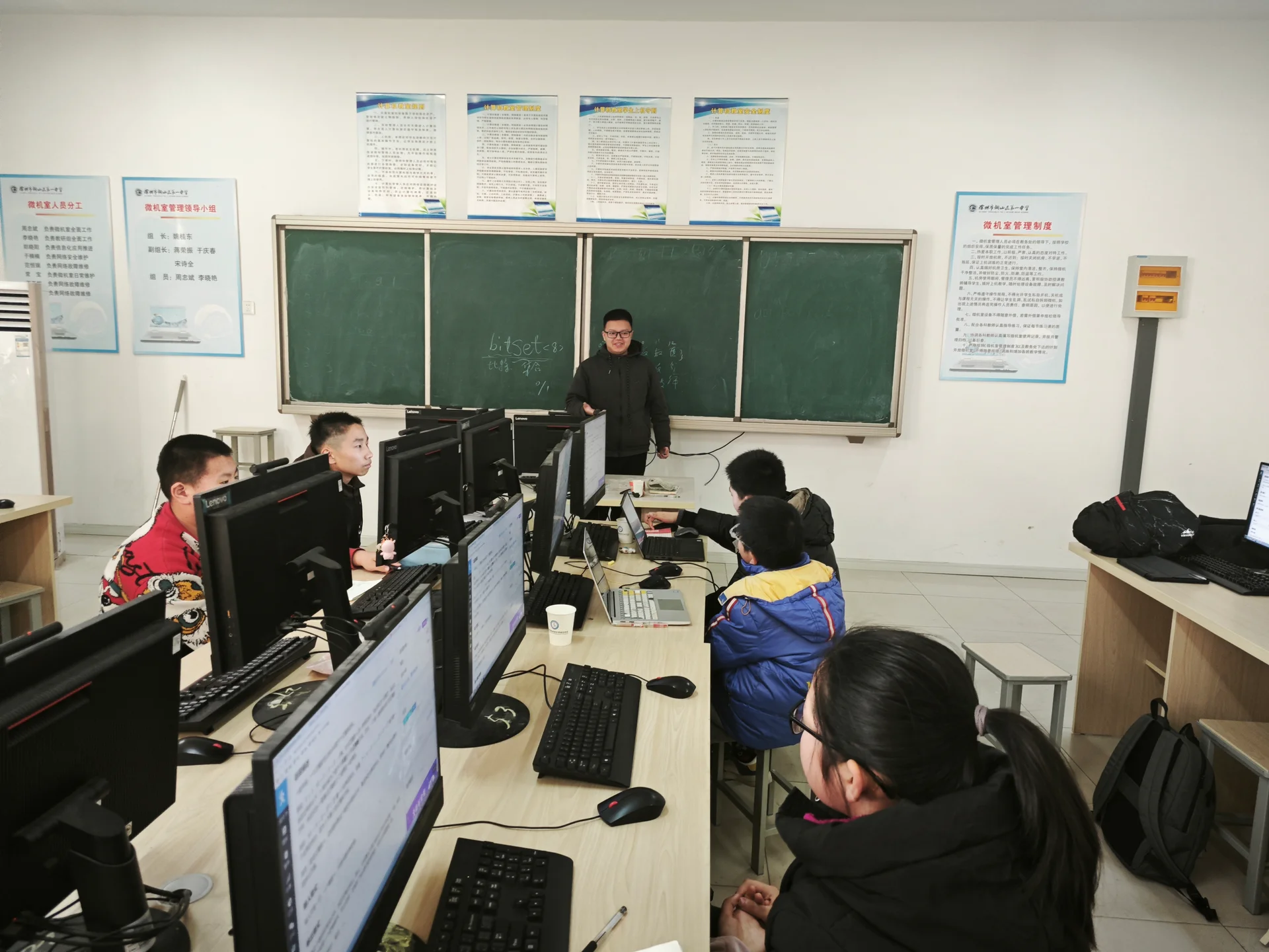 老师面向黑板讲解