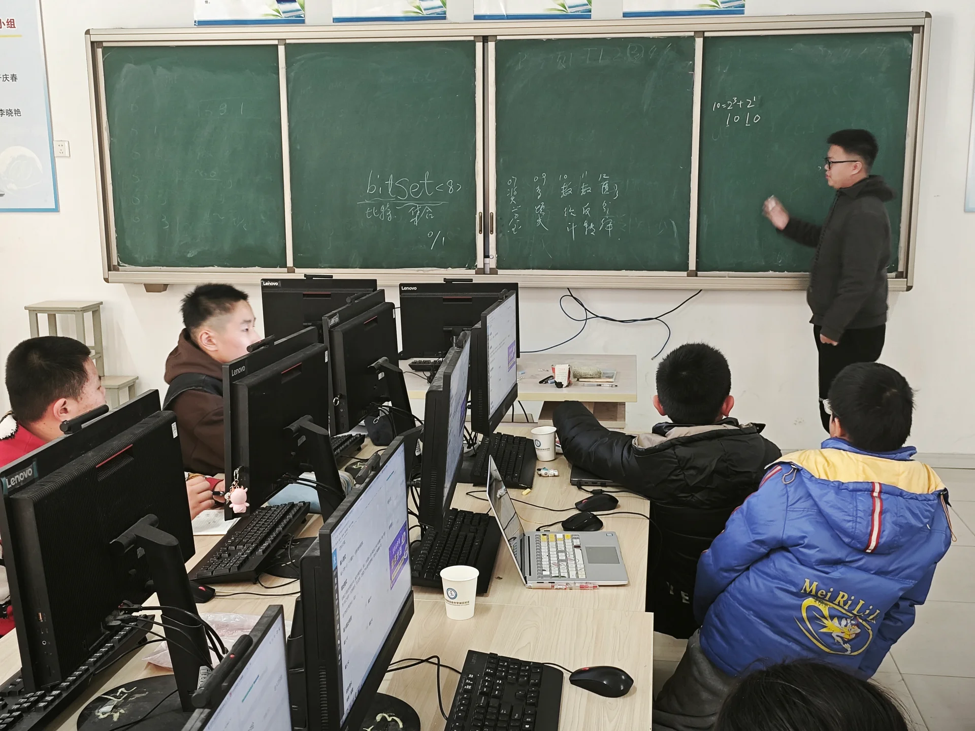 学生在机房上编程课