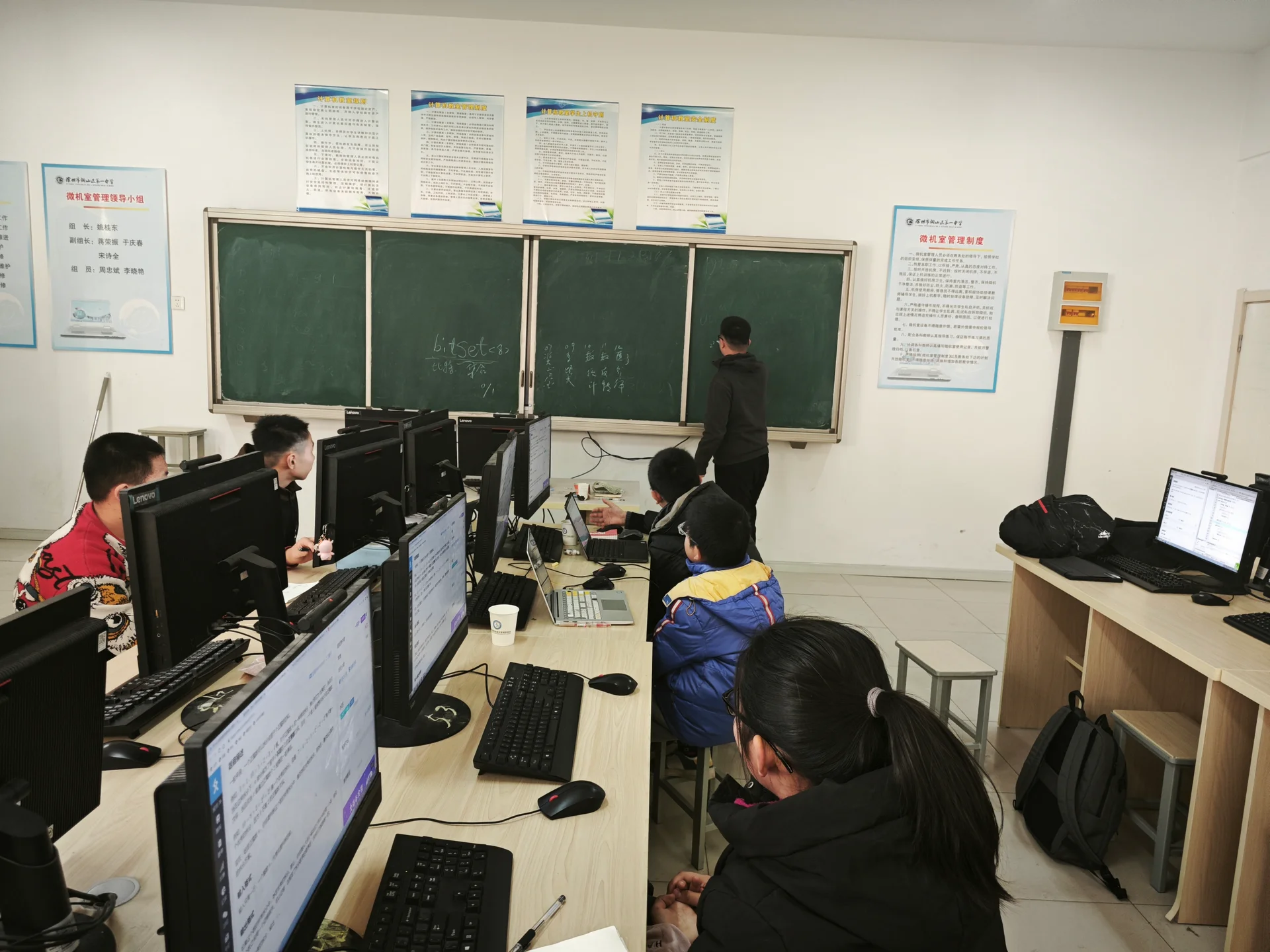 老师面向学生讲课