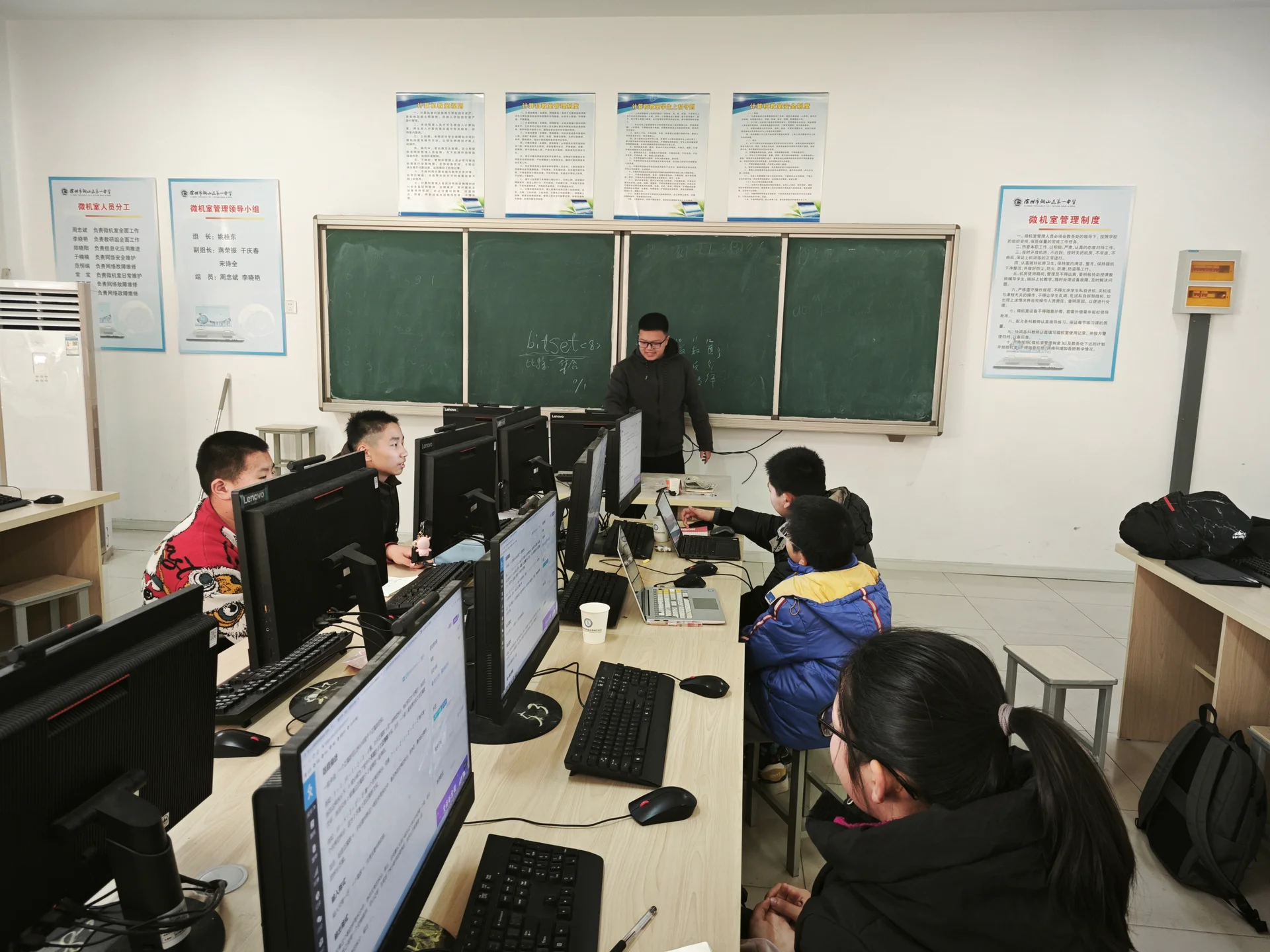 老师指导学生操作